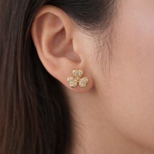 Elegant Clover Flower Design Stud Earrings for Women – Gold Tone Sparkling Floral Earrings