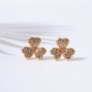 Elegant Clover Flower Design Stud Earrings for Women – Gold Tone Sparkling Floral Earrings