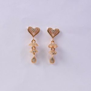 Elegant Clover Flower Design Stud Earrings for Women – Gold Tone Sparkling Floral Earrings