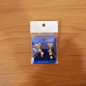 Elegant Clover Flower Design Stud Earrings for Women – Gold Tone Sparkling Floral Earrings