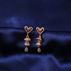 Elegant Clover Flower Design Stud Earrings for Women – Gold Tone Sparkling Floral Earrings