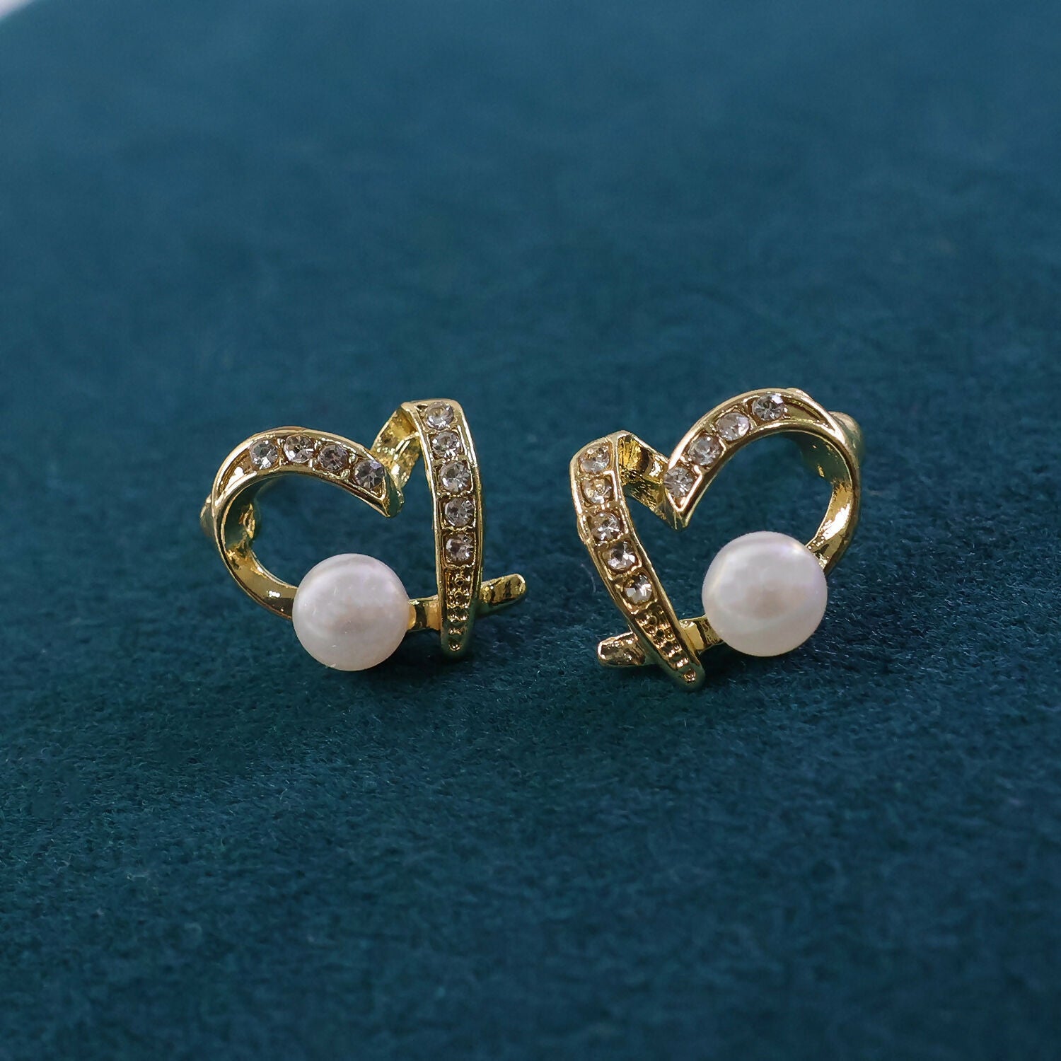 Elegant Pearl & Crystal Heart Design Stud Earrings for Women - Image 3