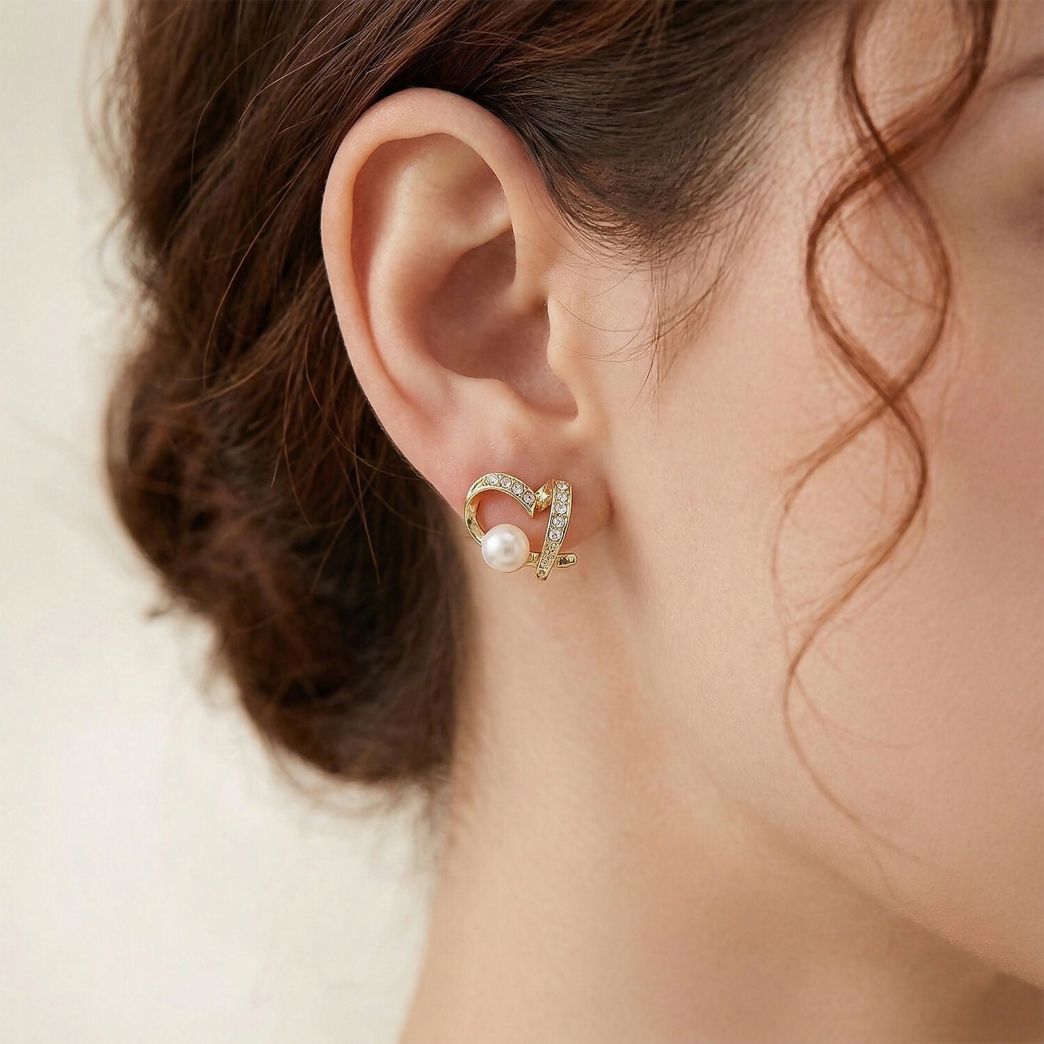 Elegant Pearl & Crystal Heart Design Stud Earrings for Women - Image 2