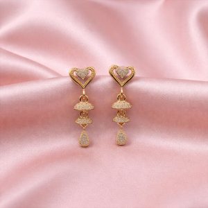 Elegant Clover Flower Design Stud Earrings for Women – Gold Tone Sparkling Floral Earrings
