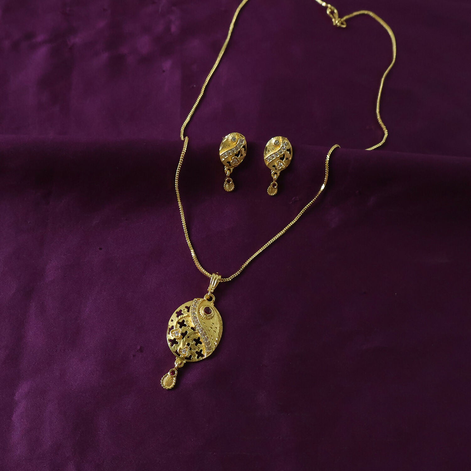 Oval Motif Gold Pendant and Earring Set Elegant Traditional Jewelry Set for Women - Image 6