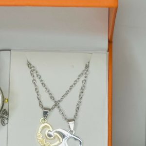 His and Hers Classic Watch and Pendant Combo – Gold Dial Quartz Watches with Black Straps and Matching Heart-Shaped Couple Necklaces – Perfect Gift for Lovers, Anniversaries, or Engagements